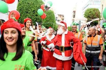 Papá Noel recibe el cariño de cientos de niños de Telde (Foto Antonio Alí y TA)